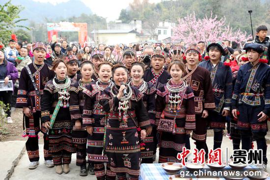 迎亲队伍共同唱响青瑶“金姨”求婚歌。戴友维摄 迎亲队伍共同唱响青瑶“金姨”求婚歌。戴友维摄