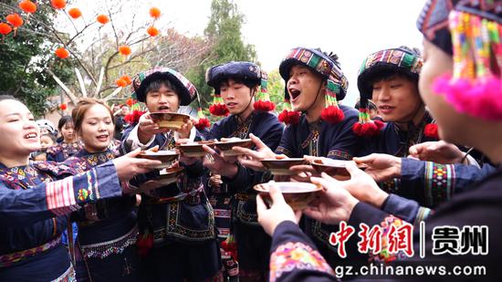 迎亲队伍喝拦门酒。韦轩宇摄 迎亲队伍喝拦门酒。韦轩宇摄