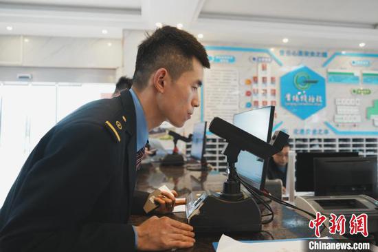 图为1月22日,火车司机涂执正在吹酒测出勤。周燕玲 摄 图为1月22日,火车司机涂执正在吹酒测出勤。周燕玲 摄