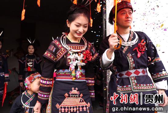 在祝福声中,新郎接新娘出门。韦轩宇摄 在祝福声中,新郎接新娘出门。韦轩宇摄