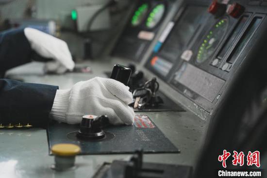 图为1月22日,火车司机涂政驾驶机车。周燕玲 摄 图为1月22日,火车司机涂政驾驶机车。周燕玲 摄