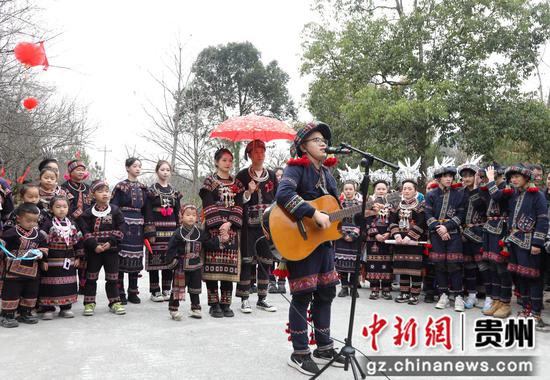 迎亲仪式现场。戴友维摄 迎亲仪式现场。戴友维摄