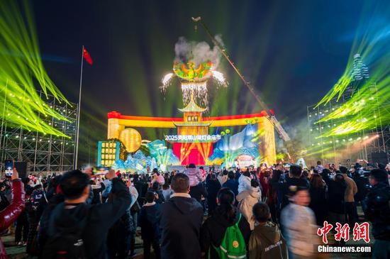 图为贵阳观山湖灯会庙市亮灯仪式现场。 图为贵阳观山湖灯会庙市亮灯仪式现场。