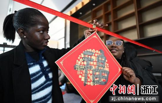 图为:参观者挂起民革浙江省直五支部党员创作的福贴。中新社记者 王刚 摄