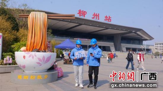 移动保障人员车站开展网络保障工作。刘敏 摄 移动保障人员车站开展网络保障工作。刘敏 摄