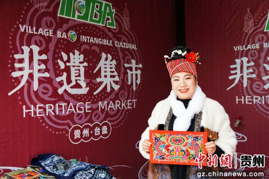 图为非遗集市上摊主们正在展示其商品。王秋旭摄