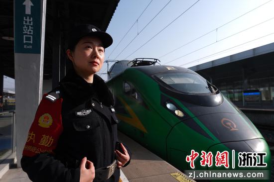 图为:铁路民警在站台上执勤。中新社发 贺瑞明 摄