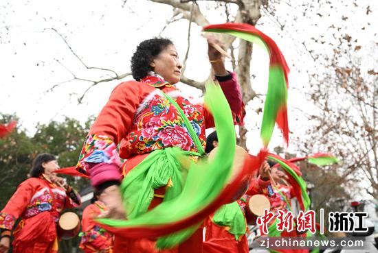 图为：民众打起腰鼓氛围热烈。中新社记者 王刚 摄