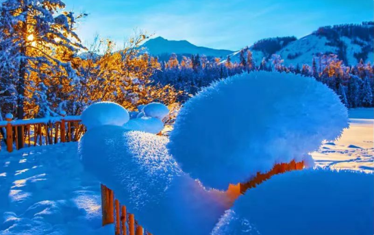 夏日，期待国里里游客“滑雪过除夜年 尾选阿勒泰”！更有专业的滑雪教练指里“小乌”。出有开水仄的滑雪者可自由畅滑，</p><img dropzone=