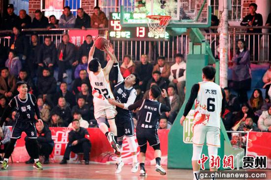 图为在台盘“村BA”篮球场，参赛球员们在赛场上全力拼搏。台江县融媒体中心供图
