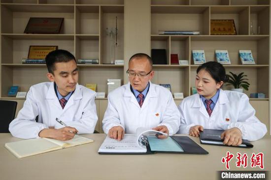 1月24日，贵州省贵阳市，“化验工”向斌(中)、王荣兰(右)、杨鸿在探讨检测标准。中新社记者 瞿宏伦 摄