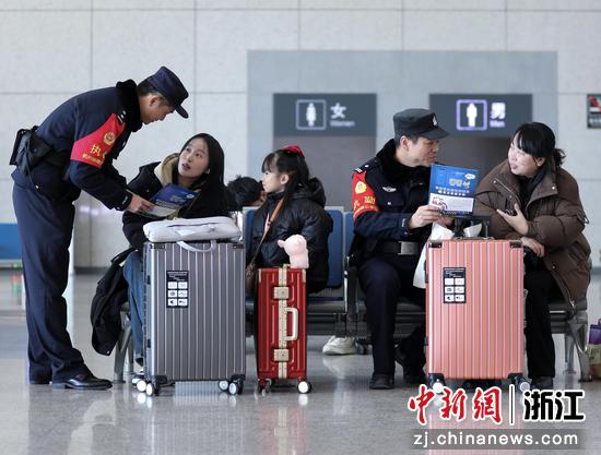 图为:铁路民警在火车站厅内开展宣传。中新社发 贺瑞明 摄