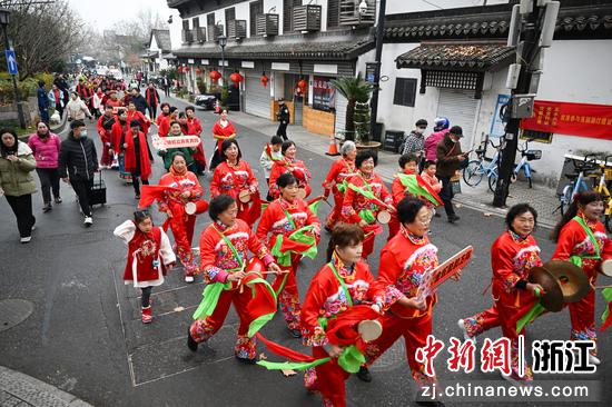 图为：多个方阵进行欢乐巡游。中新社记者 王刚 摄