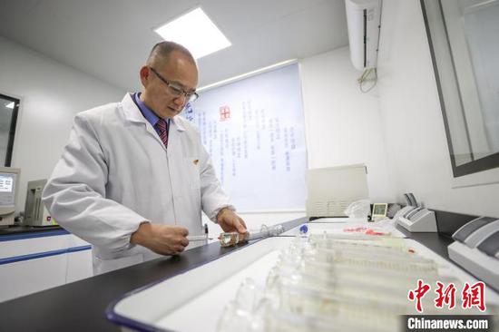 1月24日，贵州省贵阳市，“化验工”雷瑛在进行润滑油运动粘度检测。中新社记者 瞿宏伦 摄