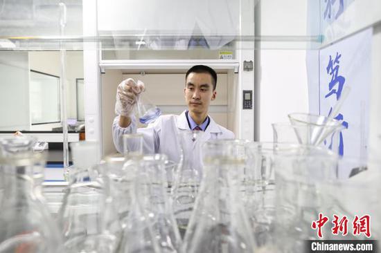 1月24日，贵州省贵阳市，“化验工”杨鸿在进行软水检测。中新社记者 瞿宏伦 摄