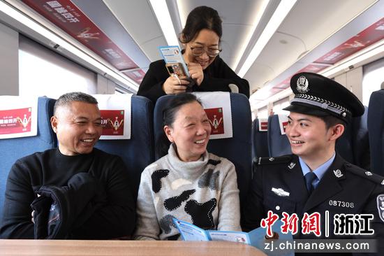 图为:铁路民警在车厢内开展宣传。中新社发 贺瑞明 摄