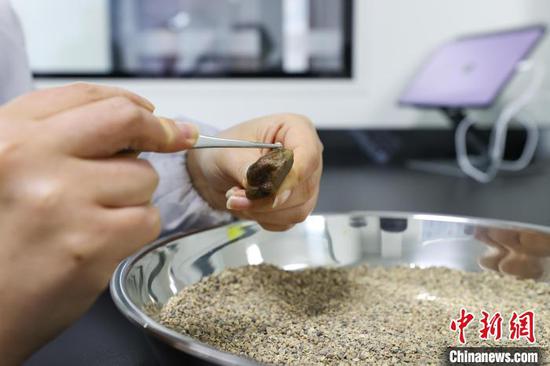 1月24日，贵州省贵阳市，“化验工”杨玉玺在检查火车头制动机砂硬度。中新社记者 瞿宏伦 摄