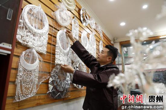 贵州绣之魂民族服饰有限公司负责人杨海彬在整理银饰饰品。杨家孟 摄 贵州绣之魂民族服饰有限公司负责人杨海彬在整理银饰饰品。杨家孟 摄