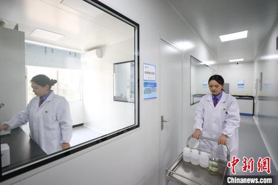 1月24日，贵州省贵阳市，“化验工”犹静俊在转移待检变压器油。中新社记者 瞿宏伦 摄