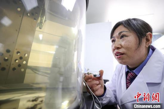 1月24日，贵州省贵阳市，“化验工”雷瑛在进行润滑油运动粘度检测。中新社记者 瞿宏伦 摄