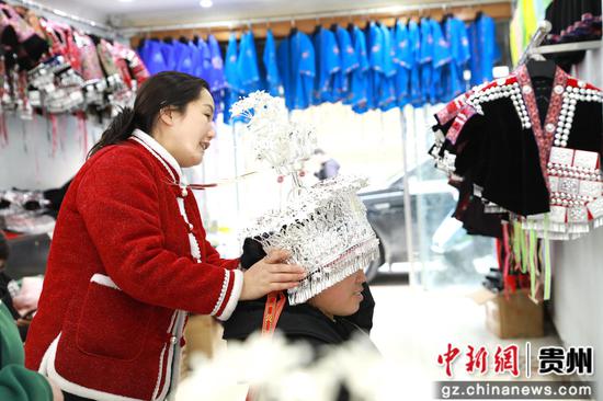 在剑河县城一家民族服装店,群众在选购银饰饰品。杨家孟 摄 在剑河县城一家民族服装店,群众在选购银饰饰品。杨家孟 摄
