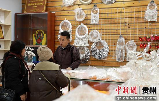 在剑河县城一家民族服装店,群众在选购银饰饰品。杨家孟 摄 在剑河县城一家民族服装店,群众在选购银饰饰品。杨家孟 摄