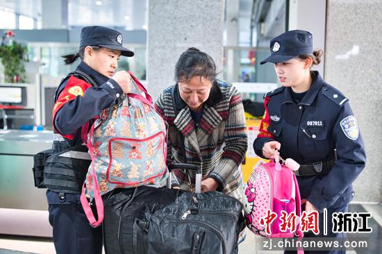 图为:铁路民警帮助旅客。中新社发 贺瑞明 摄 图为:铁路民警帮助旅客。中新社发 贺瑞明 摄