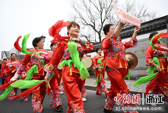 图为：民众打起腰鼓氛围热烈。中新社记者 王刚 摄