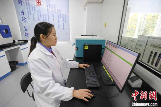 1月24日，贵州省贵阳市，“化验工”杨玉玺在查看火车头制动机砂检验数据。中新社记者 瞿宏伦 摄