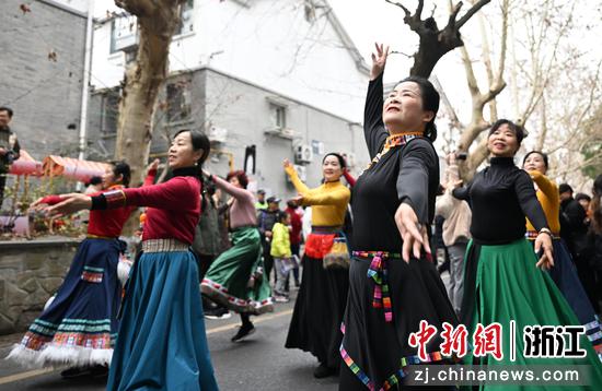 图为：藏族舞蹈巡游方阵。中新社记者 王刚 摄