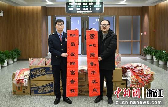 图为:中国新闻社驻浙机构管委会委员汪恩民(右)为铁路杭州站赠送年礼。中新社记者 王刚 摄 图为:中国新闻社驻浙机构管委会委员汪恩民(右)为铁路杭州站赠送年礼。中新社记者 王刚 摄