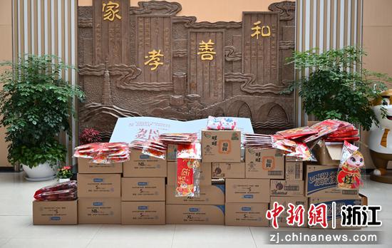 图为:杭州市儿童福利院接收的年礼。中新社记者 王刚 摄 图为:杭州市儿童福利院接收的年礼。中新社记者 王刚 摄