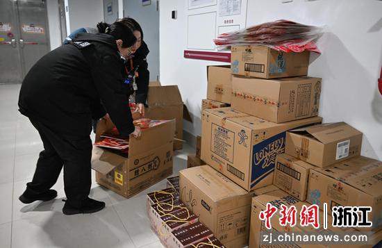 图为:杭港地铁工作人员接收年礼。中新社记者 王刚 摄 图为:杭港地铁工作人员接收年礼。中新社记者 王刚 摄