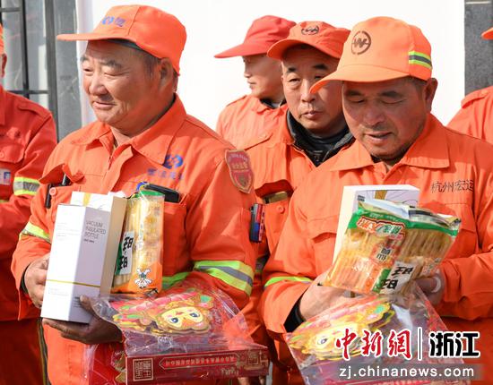图为:余杭城管驿站的环卫工人接收年礼。中新社记者 王刚 摄