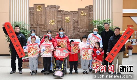 图为:中国新闻社浙江分社副社长严格(右二)在杭州市儿童福利院赠送年礼。中新社记者 王刚 摄 图为:中国新闻社浙江分社副社长严格(右二)在杭州市儿童福利院赠送年礼。中新社记者 王刚 摄