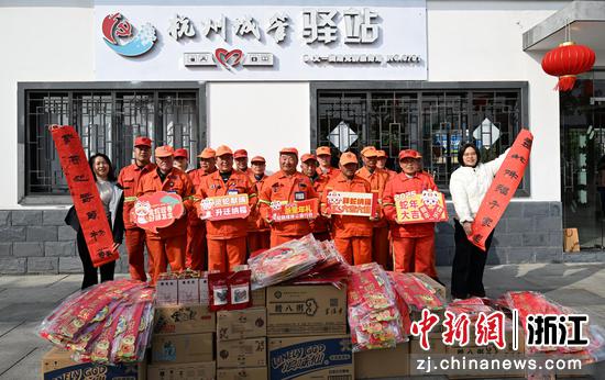 图为:中国新闻社驻浙机构管委会委员张茵(右一)在余杭城管驿站赠送年礼。中新社记者 王刚 摄 图为:中国新闻社驻浙机构管委会委员张茵(右一)在余杭城管驿站赠送年礼。中新社记者 王刚 摄