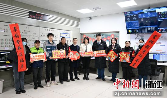 图为:中国新闻社浙江分社党委委员楼月芳(右五)为杭港地铁工作人员赠送年礼。中新社记者 王刚 摄