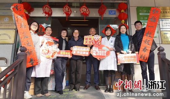 图为:中国新闻社浙江分社党委委员王晓苑(左四)在杭州市西湖区文新照护之家赠送年礼。中新社记者 王刚 摄