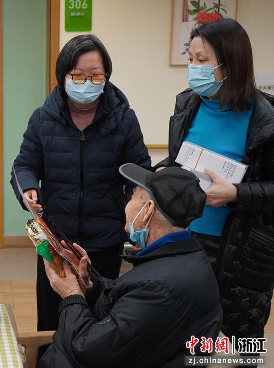 图为:中国新闻社浙江分社党委委员王晓苑(左)在杭州市西湖区文新照护之家赠送年礼。中新社记者 王刚 摄