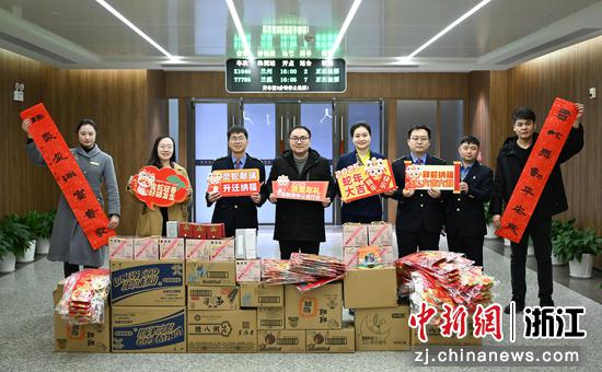 图为:中国新闻社驻浙机构管委会委员汪恩民(左四)为铁路杭州站工作人员赠送年礼。中新社记者 王刚 摄 图为:中国新闻社驻浙机构管委会委员汪恩民(左四)为铁路杭州站工作人员赠送年礼。中新社记者 王刚 摄