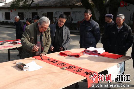 书法家们挥春送福。   潘爽依 供图