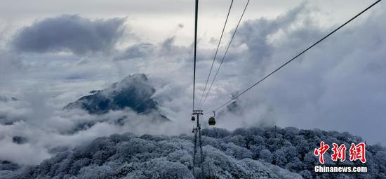 图为游客在梵净山景区赏雪游玩。 图为游客在梵净山景区赏雪游玩。