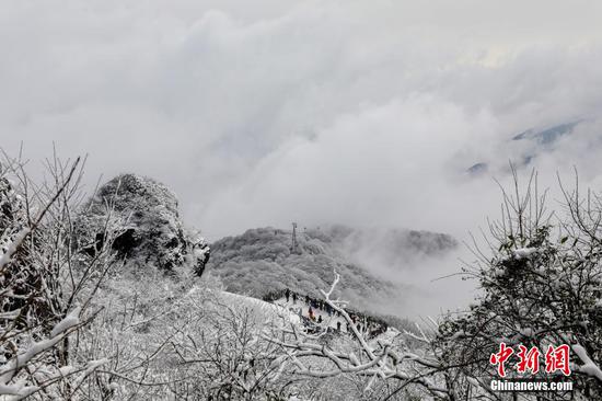 图为1月26日,游客在梵净山景区赏雪游玩。 图为1月26日,游客在梵净山景区赏雪游玩。