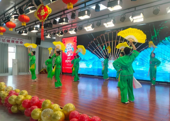 春晚盛宴展风采 欢声笑语迎新年-中新网·新疆