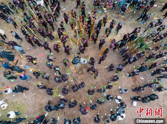 图为苗族同胞在塘谷苗寨吹奏芦笙(无人机照片)。吴德军 摄 图为苗族同胞在塘谷苗寨吹奏芦笙(无人机照片)。吴德军 摄