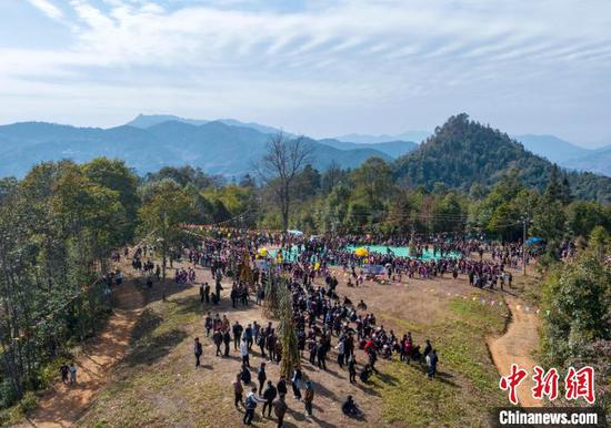1月27日,贵州省黔东南苗族侗族自治州从江县下江镇塘谷苗寨迎来一年一度芦笙节,当地苗族同胞举行芦笙踩堂、芦笙比响等民俗活动喜迎蛇年新春。吴德军 摄 1月27日,贵州省黔东南苗族侗族自治州从江县下江镇塘谷苗寨迎来一年一度芦笙节,当地苗族同胞举行芦笙踩堂、芦笙比响等民俗活动喜迎蛇年新春。吴德军 摄