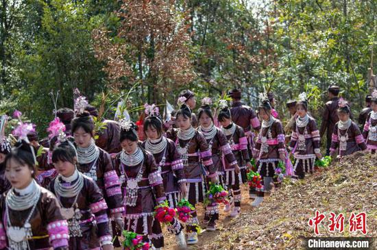 图为苗族同胞在塘谷苗寨赶赴芦笙踩堂。吴德军 摄 图为苗族同胞在塘谷苗寨赶赴芦笙踩堂。吴德军 摄