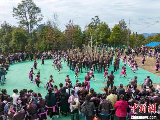图为苗族同胞在塘谷苗寨进行芦笙踩堂(无人机照片)。吴德军 摄 图为苗族同胞在塘谷苗寨进行芦笙踩堂(无人机照片)。吴德军 摄