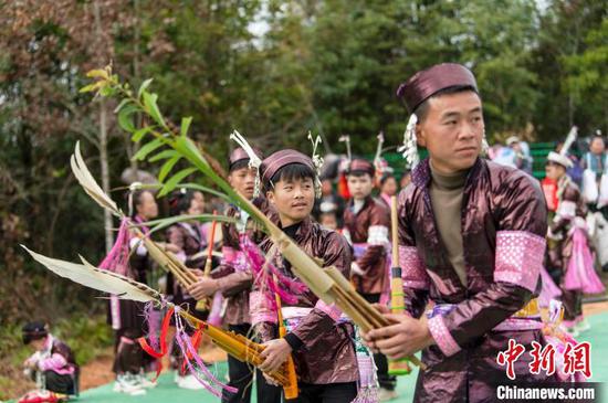 图为苗族同胞在塘谷苗寨进行芦笙踩堂。吴德军 摄 图为苗族同胞在塘谷苗寨进行芦笙踩堂。吴德军 摄