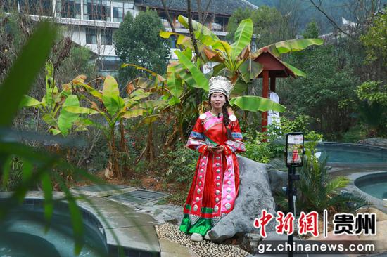 剑河仰阿莎温泉小镇主播正在直播销售。剑河县融媒体中心供图 剑河仰阿莎温泉小镇主播正在直播销售。剑河县融媒体中心供图